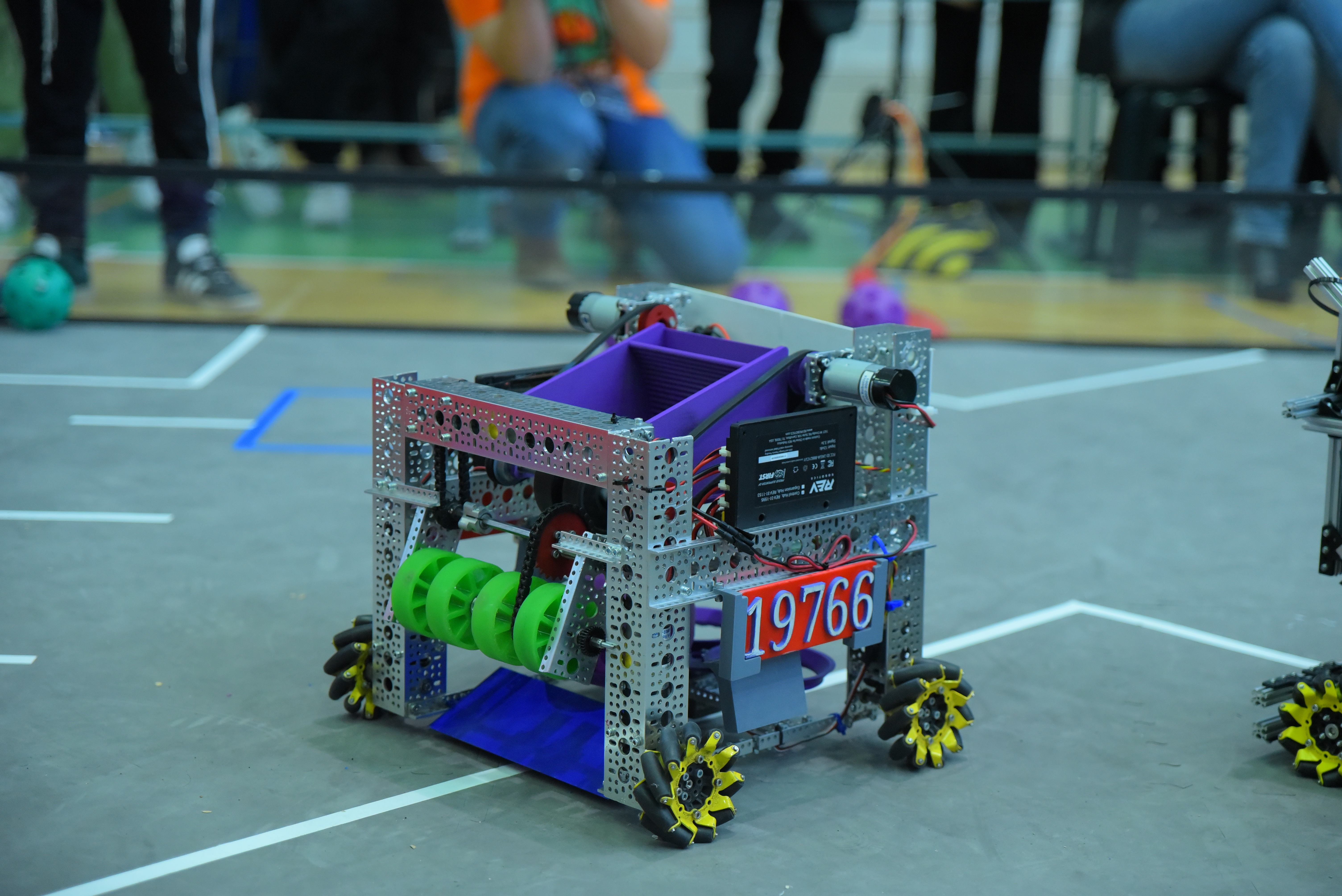 חברי הקבוצה עובדים על הרובוט בסדנה