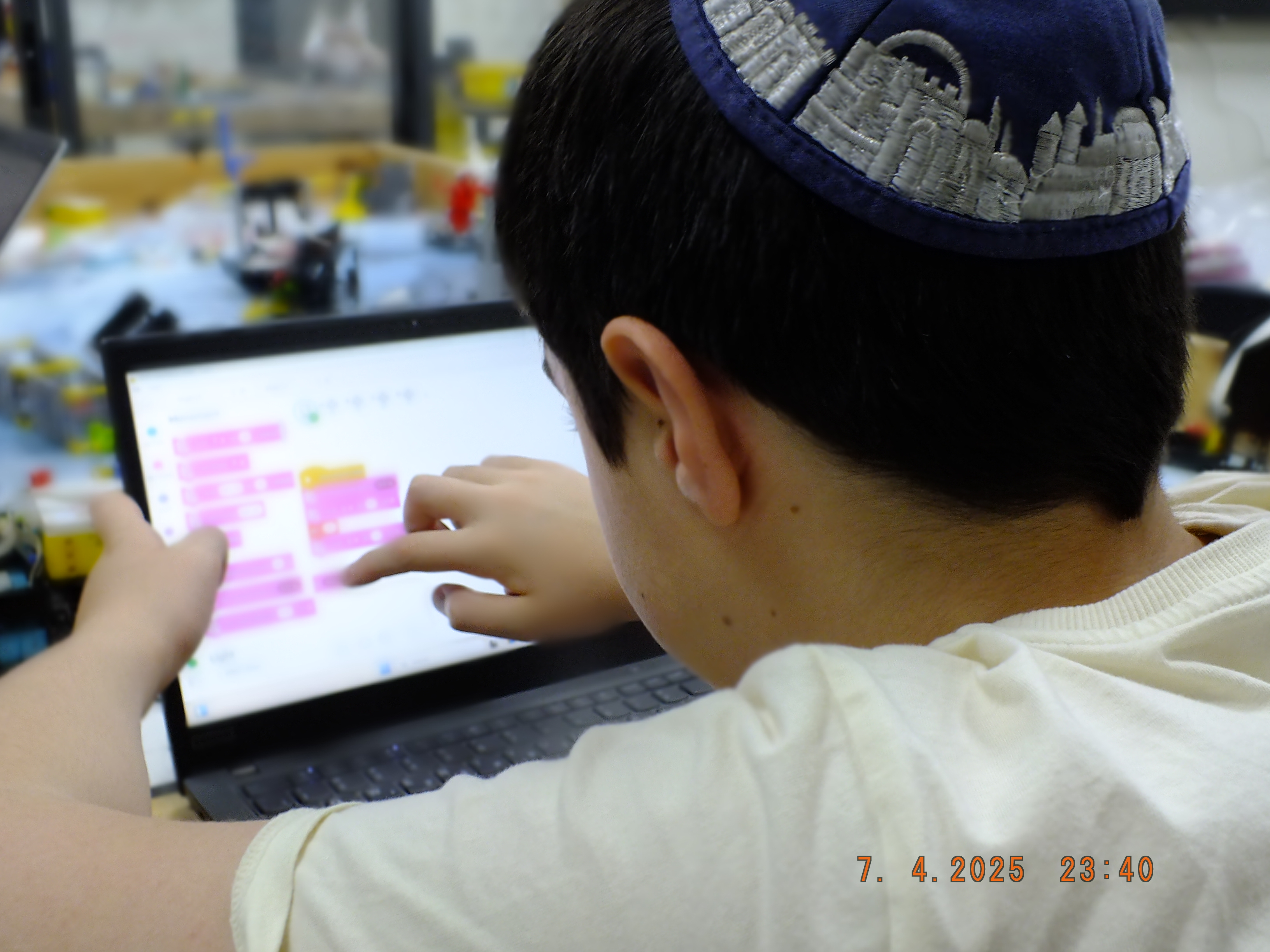 חברי הקבוצה בפעילות התנדבות עם תלמידי יסודי