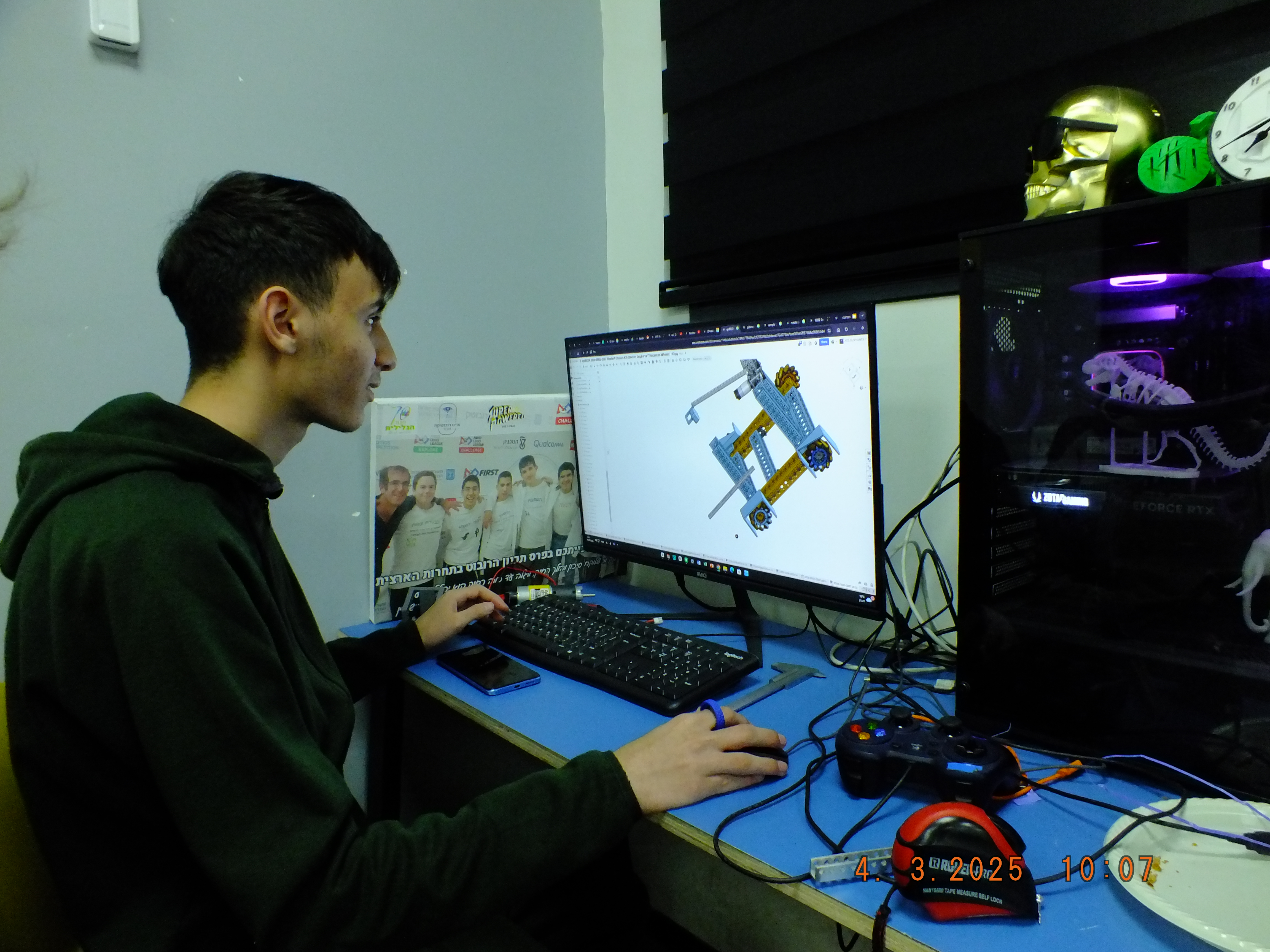 תכנון שלדת הרובוט בתוכנת CAD